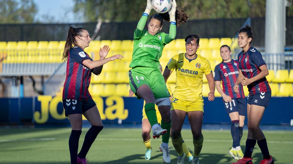 La portera vinarocense María Miralles lo paró casi todo en el partido frente al Villarreal.
