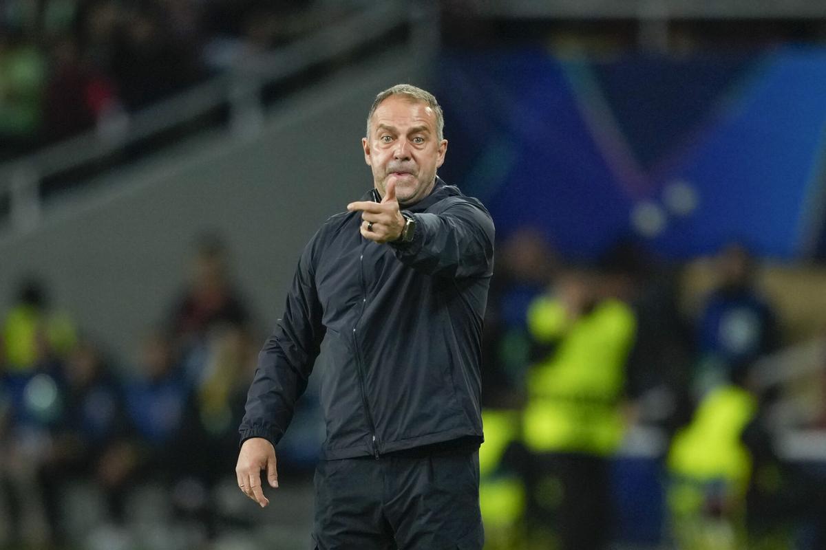 Hansi Flick da órdenes ante el Inter