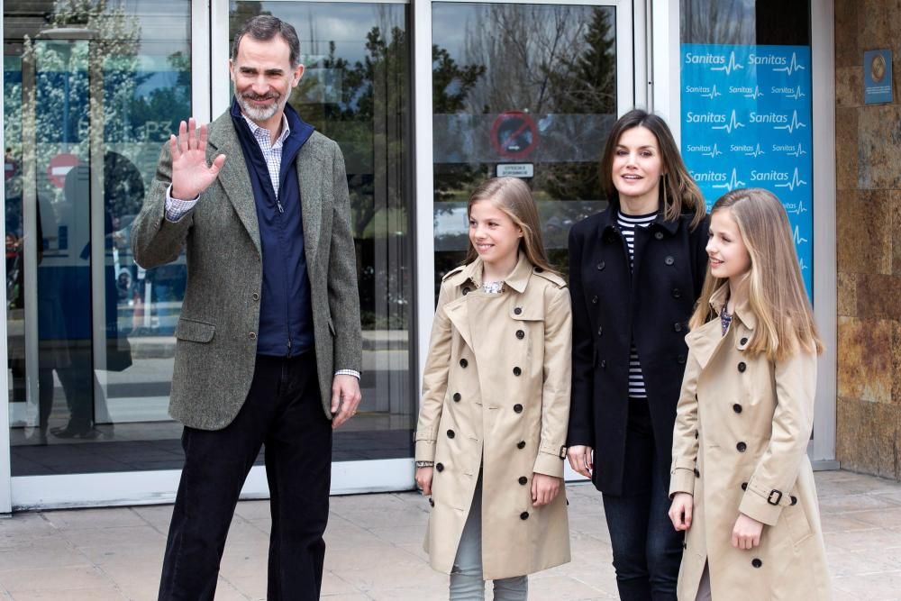 Los Reyes posan con sus hijas y con doña Sofía