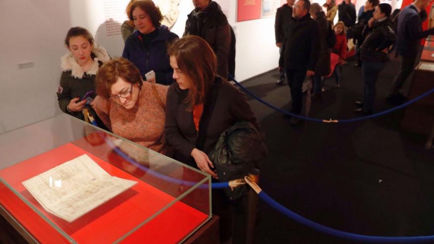 Xente visita o pergamiño Vindel no Museo do Mar de Vigo na súa estadía en Galicia.
