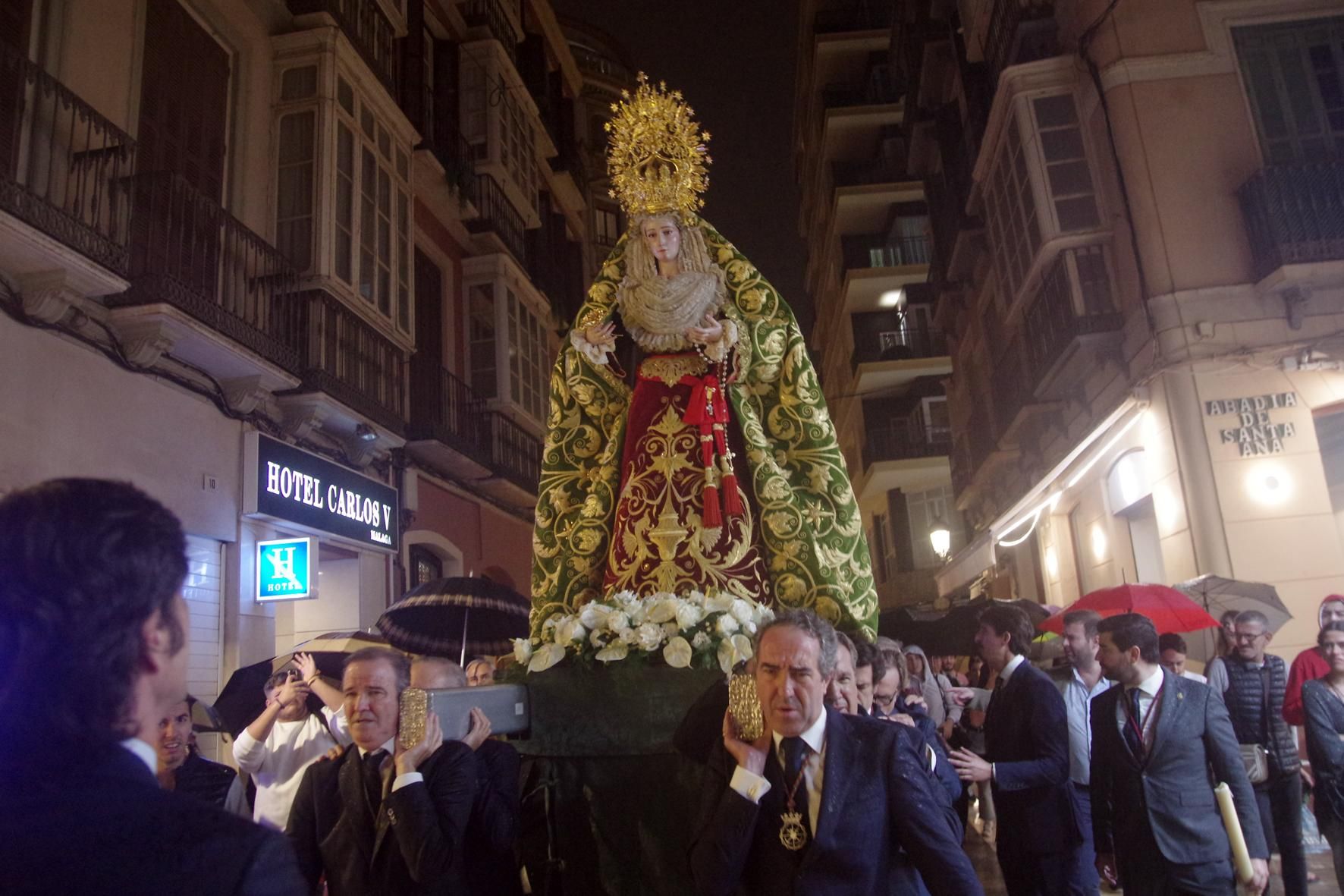 Traslado de la Virgen de Gracia y Esperanza, de la cofradía de Estudiantes, previo a la salida procesional extraordinaria por el 75 aniversario de la imagen