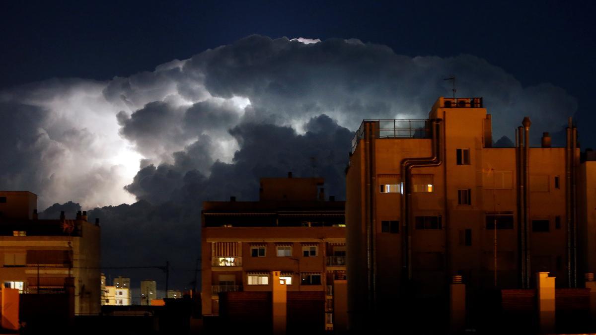 Nubes de tormenta en Sant Joan anoche