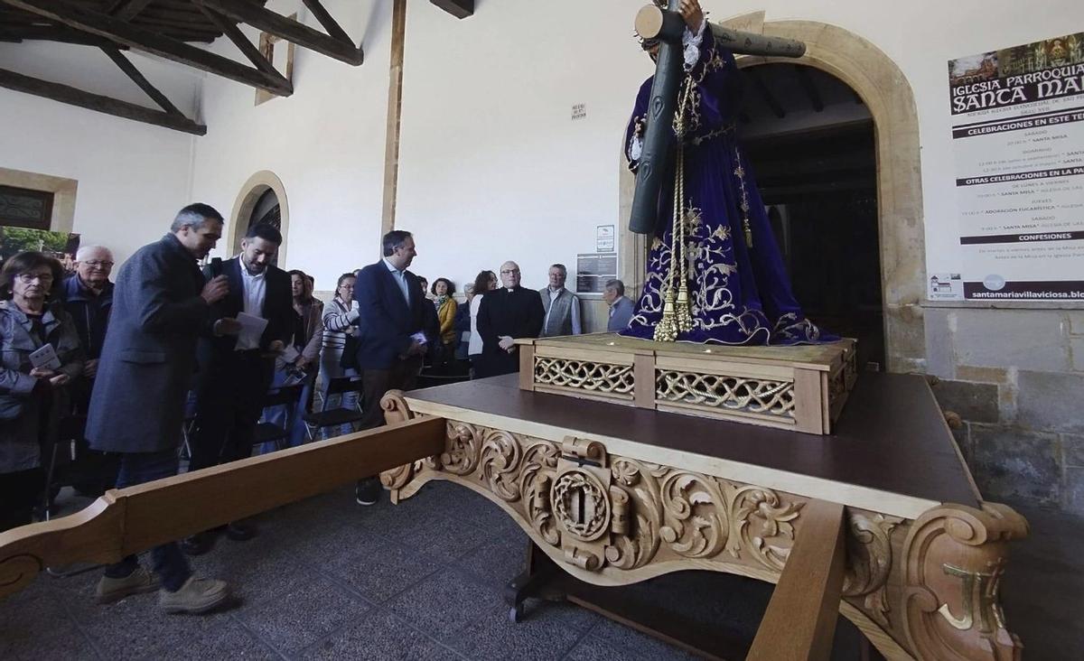 El zamorano, con el micro, explica la pieza en Villaviciosa.