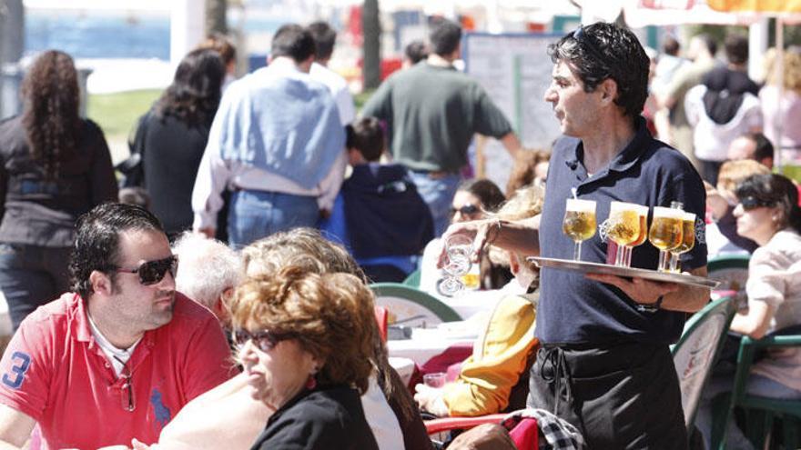 Un trabajador de la hostelería en un establecimiento de Málaga.