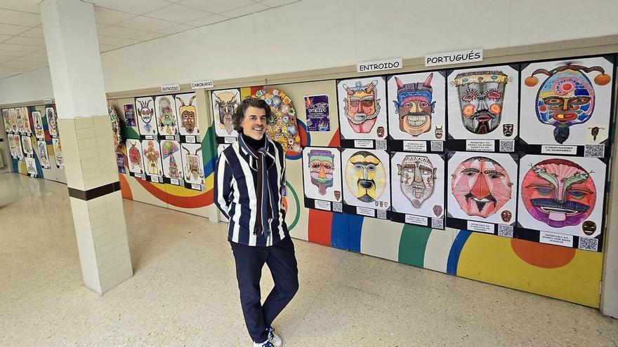 El vicedirector del IES República Oriental  de Uruguay (R.O.U.), Pablo Martínez, nos enseña la exposición de mascaras de Entroido que han realizado su alumnado