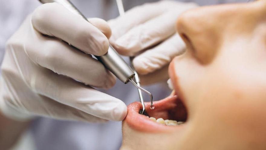 Los dentistas piden que se garantice la asistencia de las urgencias dentales.