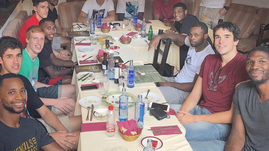 Foto de familia de la plantilla del Unicaja durante su almuerzo.