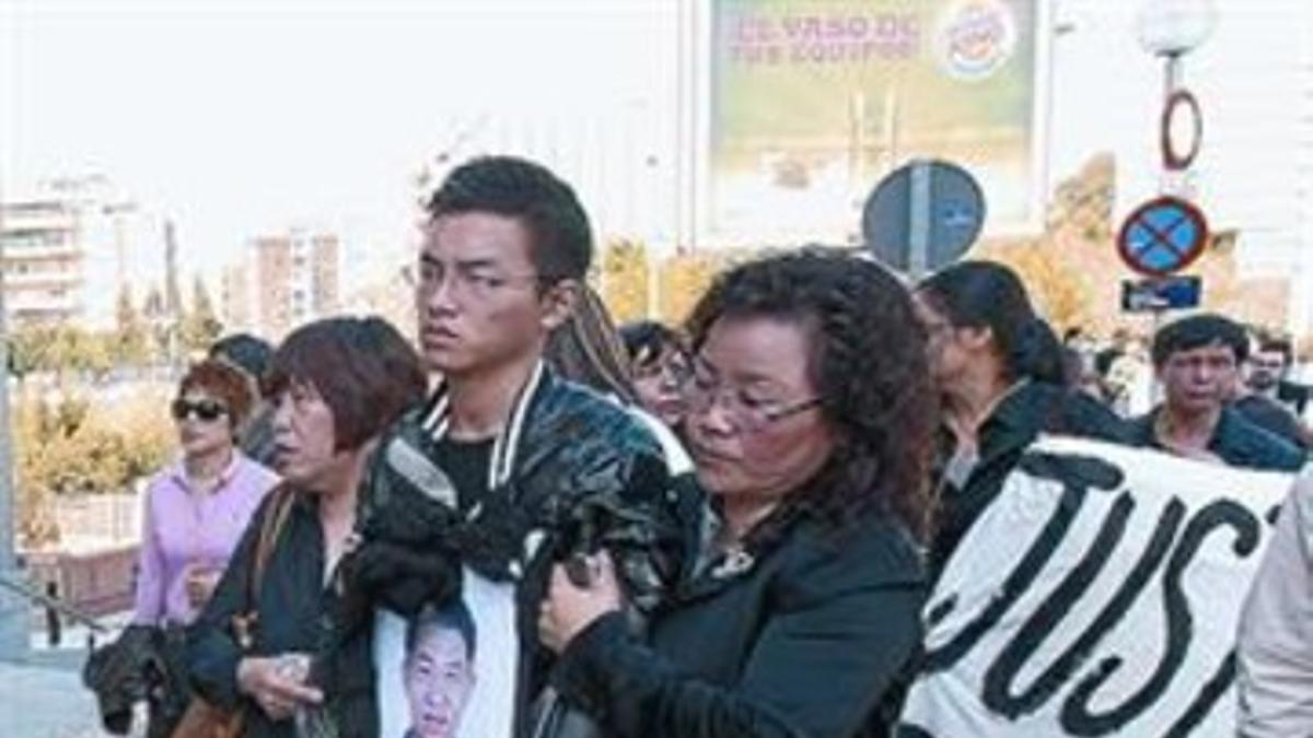 El hijo del dueño del 'wok' en una protesta en Esplugues, en abril.