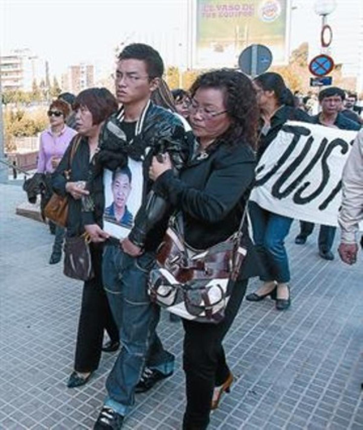 El fill del propietari del wok en una protesta a Esplugues, a l’abril.