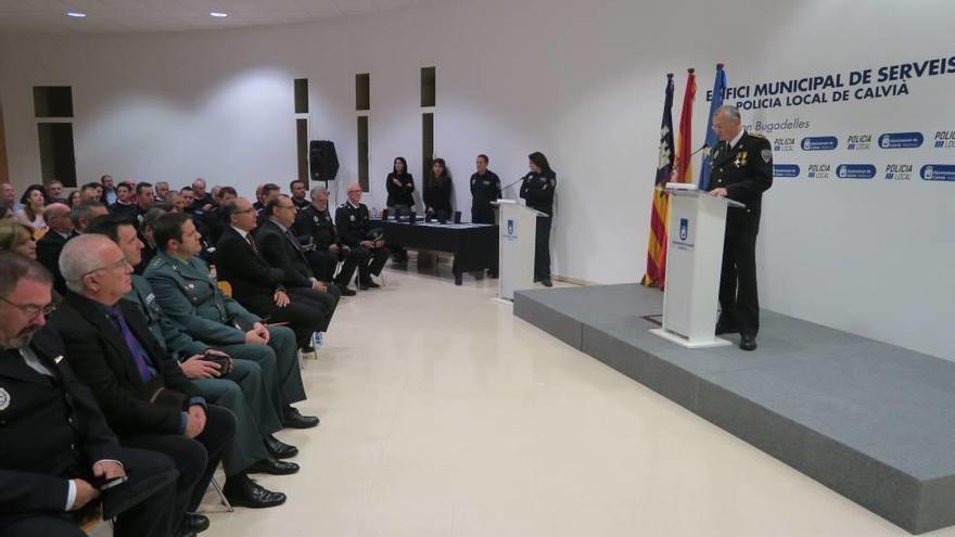 El jefe de la Policía Local de Calvià se dirige a los asistentes al acto institucional.