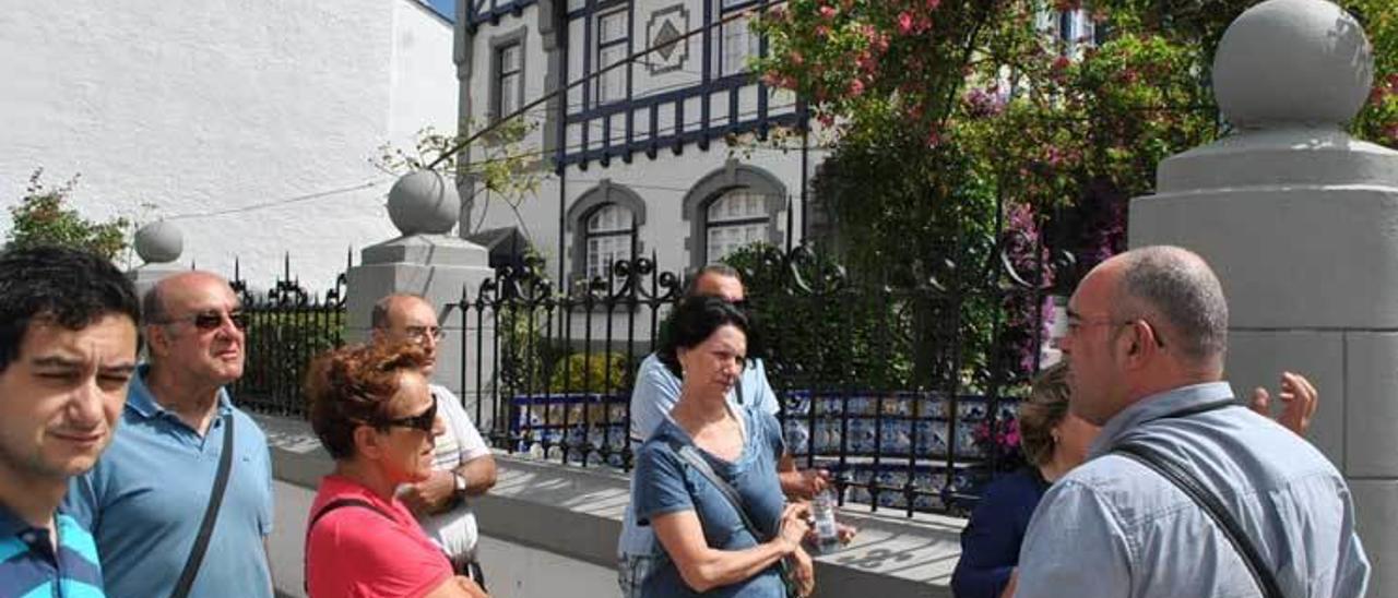 Un grupo de turistas participa en una visita guiada en Navia .