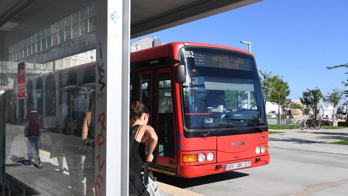 Usuarios del bus urbano en la parada de Puerta Real, en la Marina.
