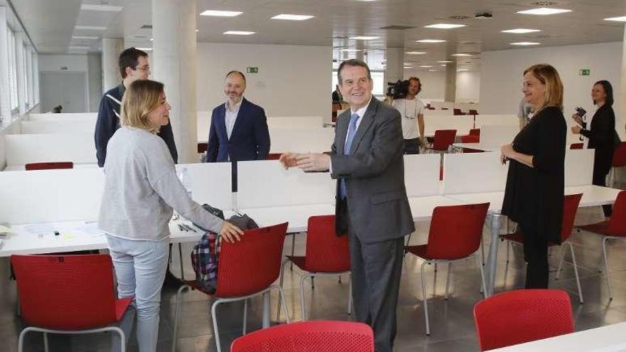 Caballero y Silva visitaron ayer la nueva sala de lectura. // Alba Villar