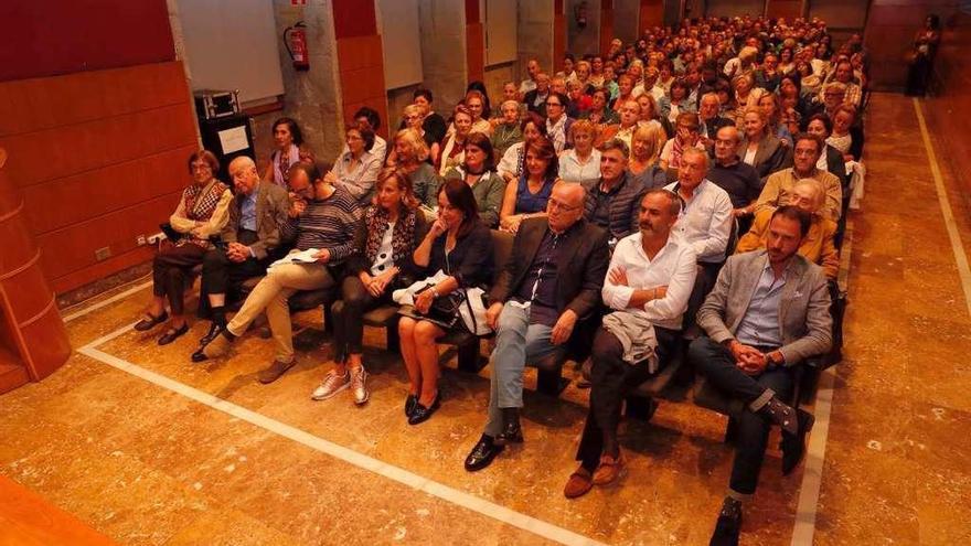 El público que asistió ayer a la conferencia, en el Auditorio Municipal do Areal, en Vigo.  // José Lores