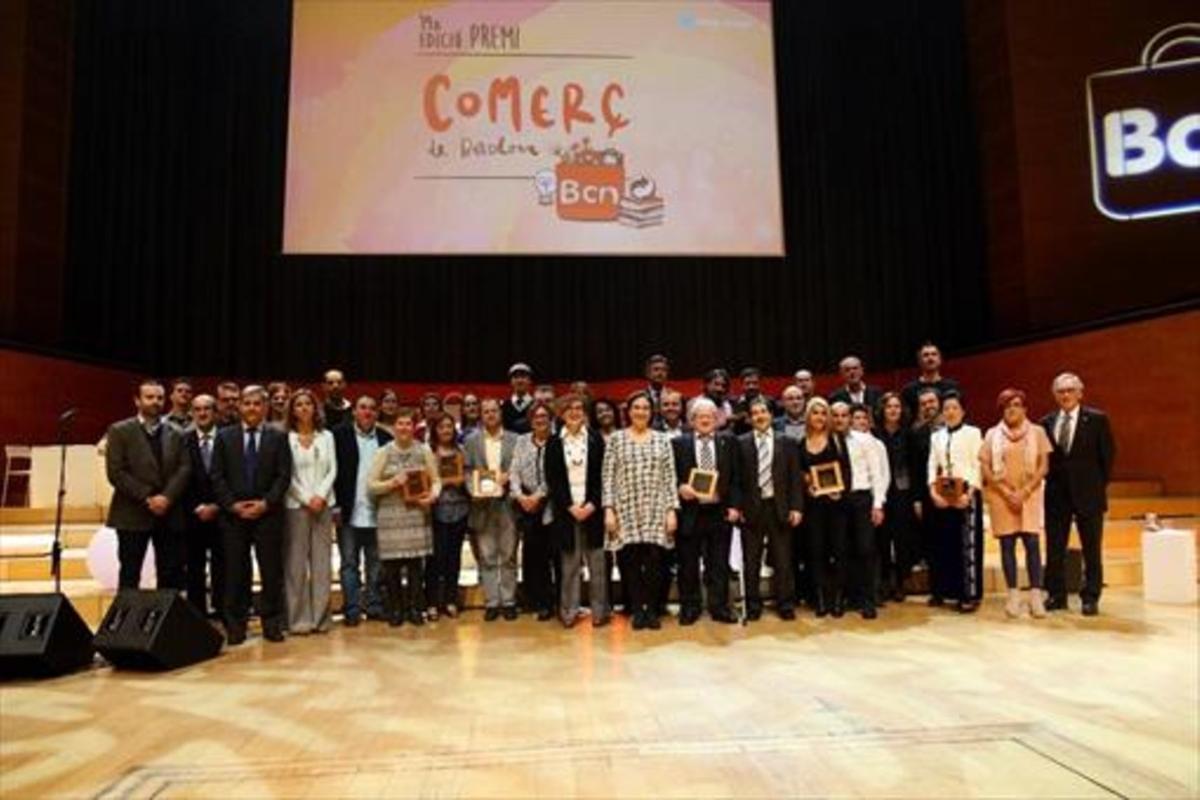 L’alcaldessa Ada Colau, amb els guardonats als Premis Comerç i Mercats de Barcelona, dimecres passat a l’Auditori de Barcelona.