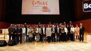 L’alcaldessa Ada Colau, amb els guardonats als Premis Comerç i Mercats de Barcelona, dimecres passat a l’Auditori de Barcelona.