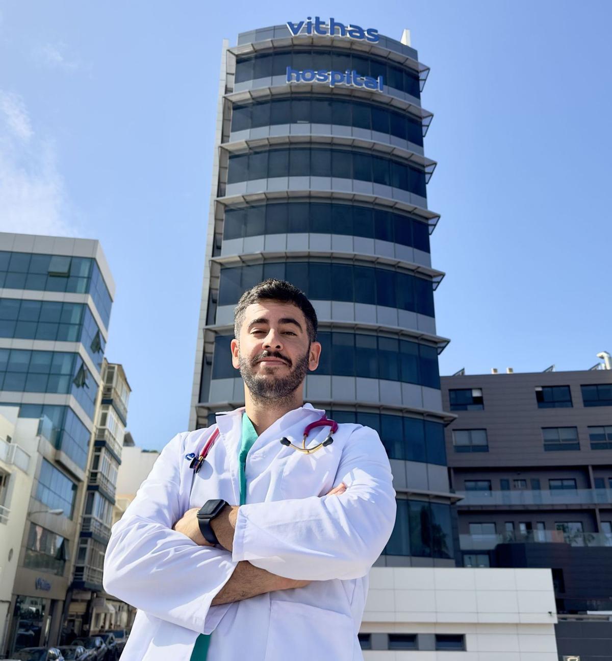 El doctor Álvaro Suárez, frente a la fachada del Hospital Vithas Las Palmas, centro referente en el ámbito pediátrico en Canarias. lp/dlp