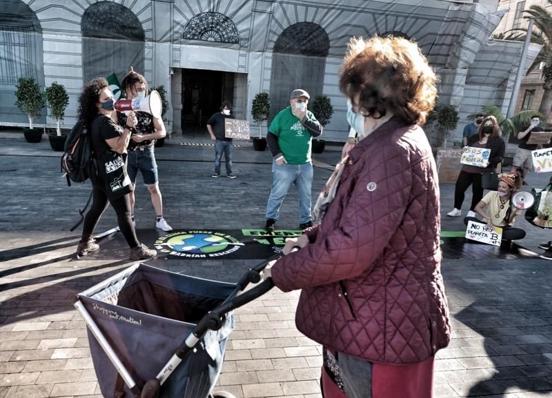 Concentración de Juventud por el Clima frente al Cabildo de Tenerife