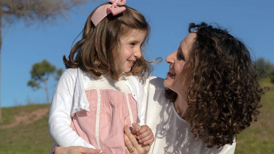 Ingrid Cobos y su hija.