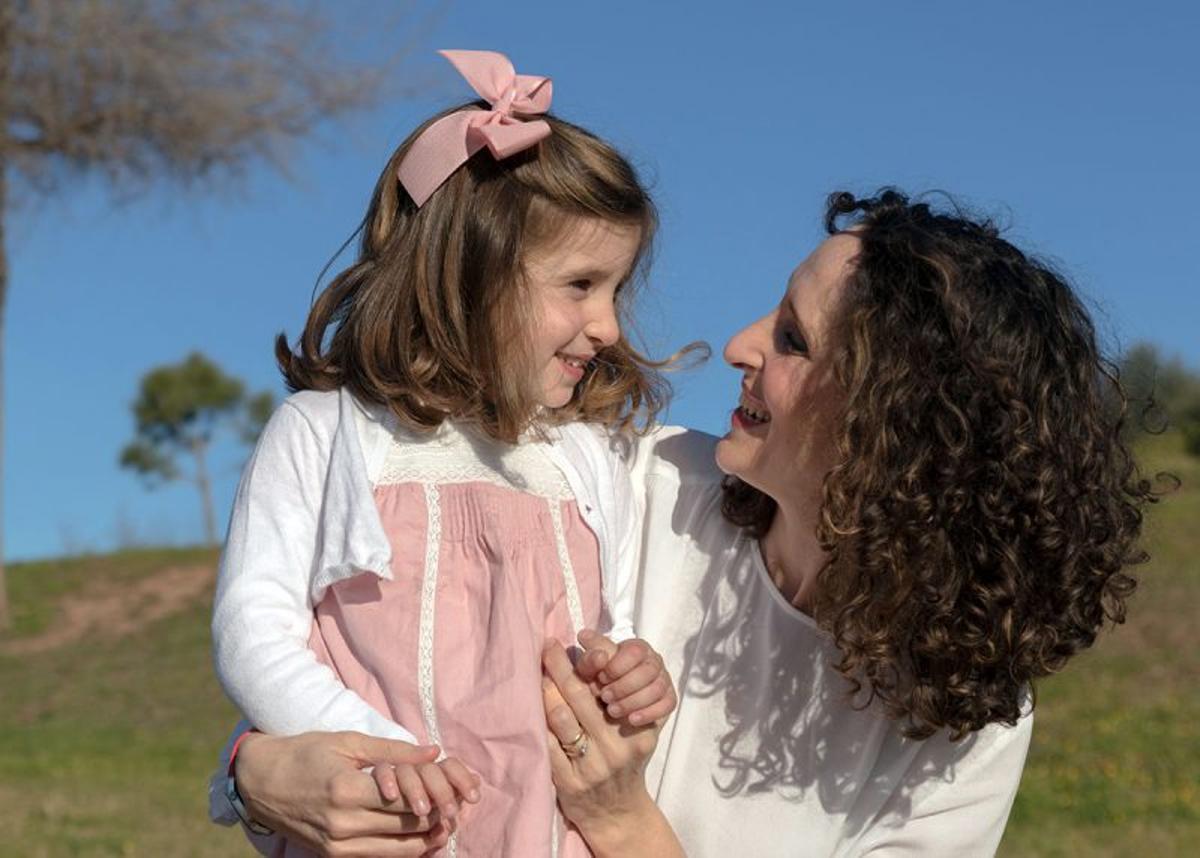 Ingrid Cobos y su hija.