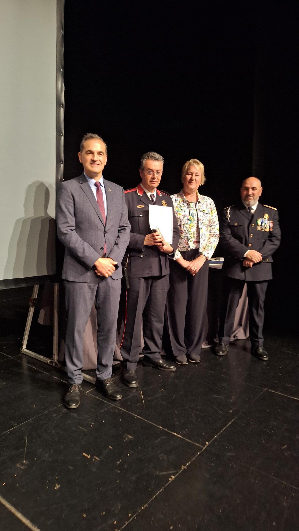 Entrega de la distinció al cap de l'ABP de Sant Feliu, l'inspector dels Mossos