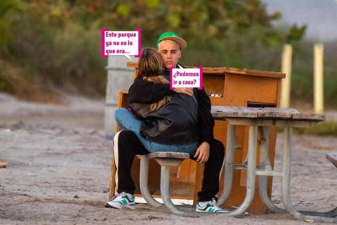 Justin Bieber y Hailey Bieber dándose mimitos en el parque
