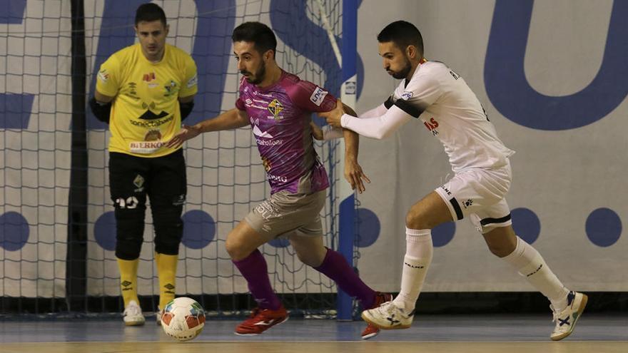 Joselito conduce el balón.