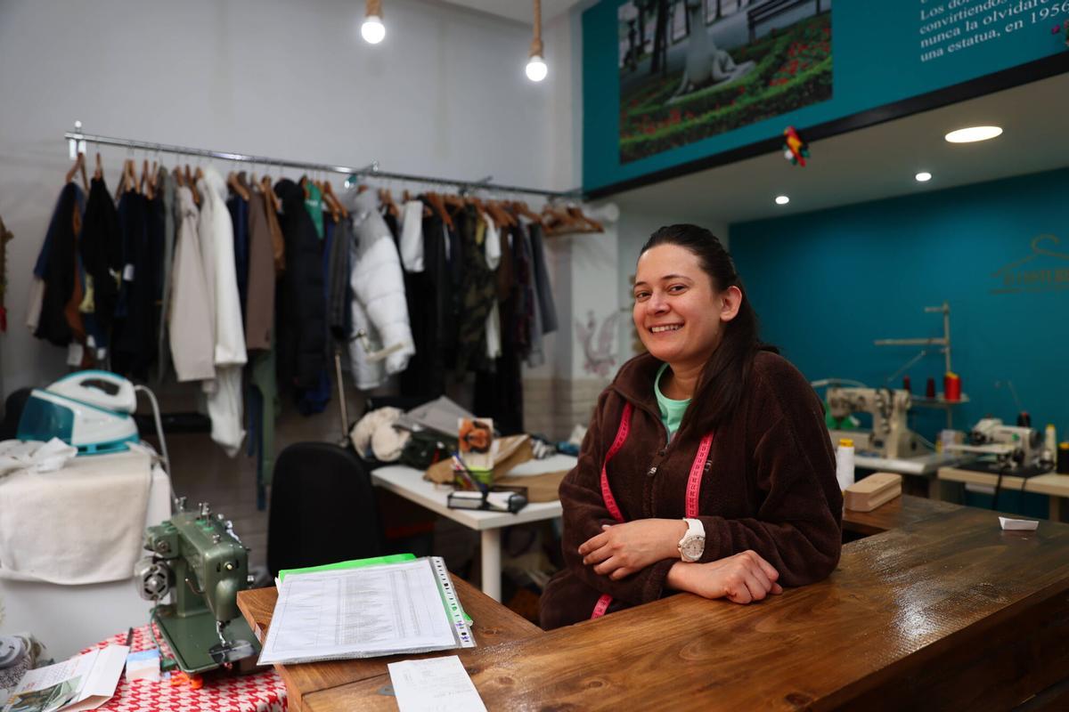 Reportaje. COINCIDIR REDACTOR Y FOTÓGRAFO Sabugo cambia de centro. La plaza del Carbayo, epicentro del barrio marinero, se queda sin bares y mucho más muerta, mientras en Pedro Menéndez y La Merced florecen los comercios tras las reformas. Hablar con vecinos y comerciantes. Al menos 5 fotos.