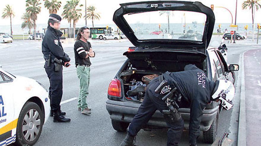 Policías locales interceptan una ´cunda´ y registran el maletero.