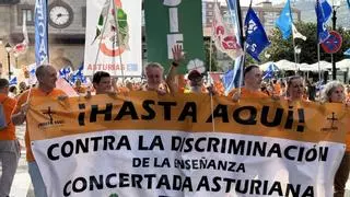La marea naranja de profesores inunda Oviedo en una gran manifestación de la concertada para exigir "igualdad" con la pública: "No somos de segunda"