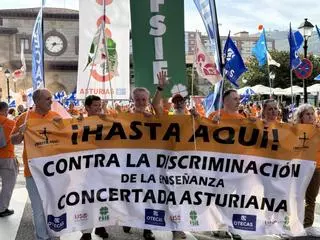 La marea naranja de profesores inunda Oviedo: la concertada vuelve a exigir "igualdad" con la pública en una gran manifestación