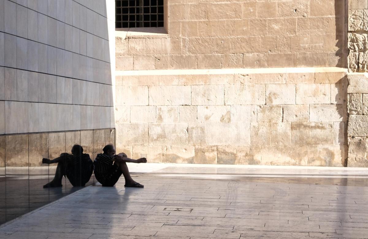 Un mendigo en la calle Obispo Tormo, de Elche