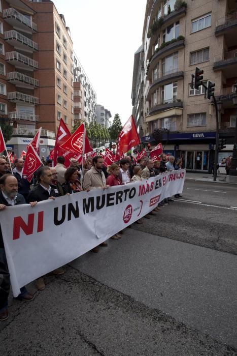 Concentración de protesta convocada por los sindicatos por el trabajador fallecido en un accidente laboral