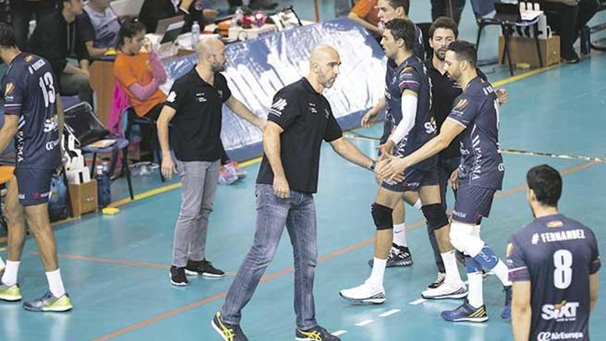 El entrenador del Urbia Palma Marcos Dreyer consuela a sus jugadores al final del partido.