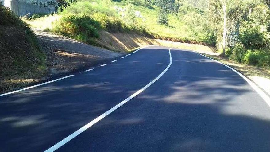 Pintado de la línea continúa en la carretera provincial a su paso por Sorrizo.