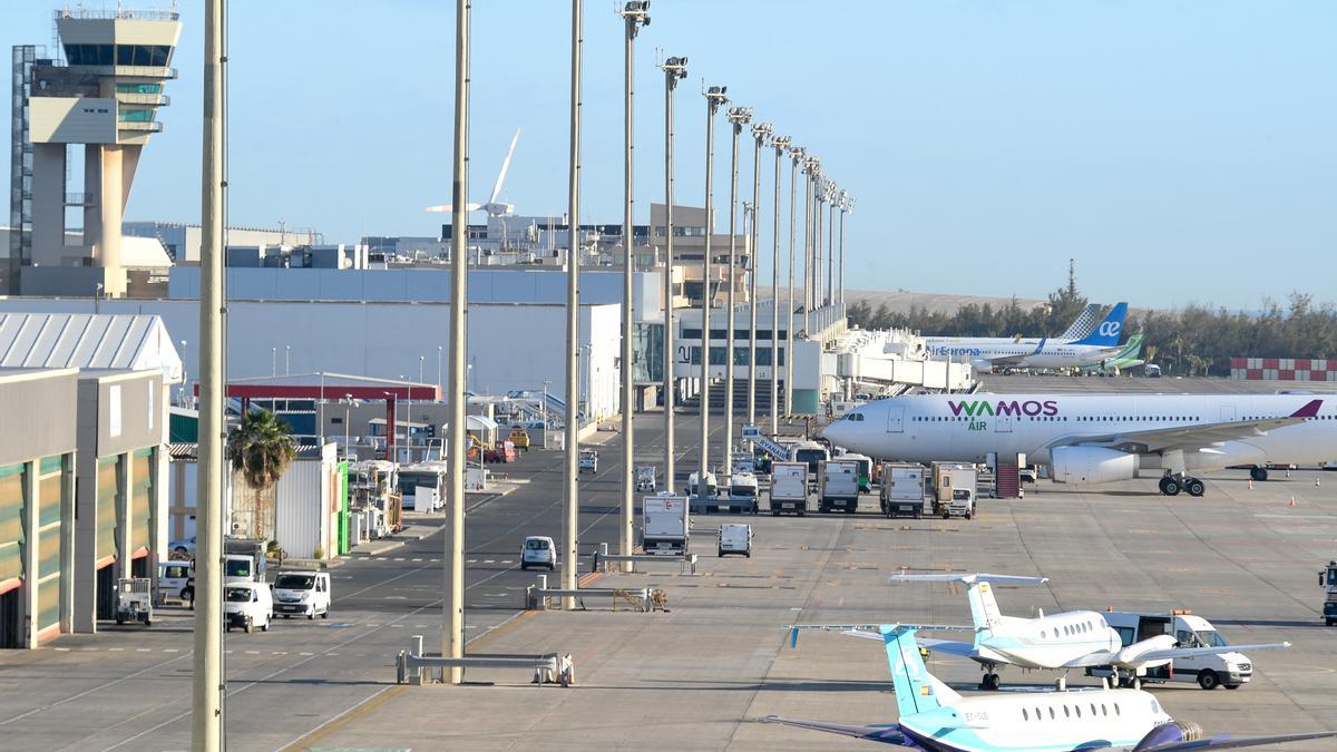 Varios aviones en un aeropuerto de las Islas.