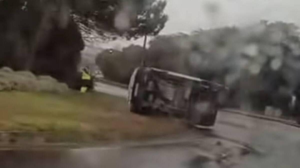 El vehículo volcado en la rotonda de la avenida do Cruceiro da Coruña