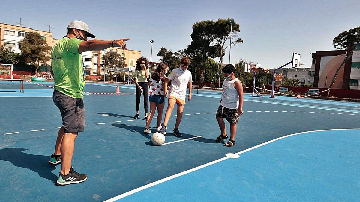 Unas actividades estivales en el campamento del colegio Aguere. | | MARÍA PISACA