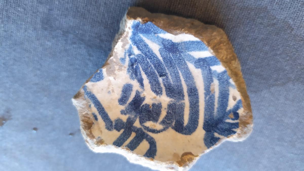 Fragmento de una cerámica andalusí hallada en las excavaciones realizadas por el museo de Dénia