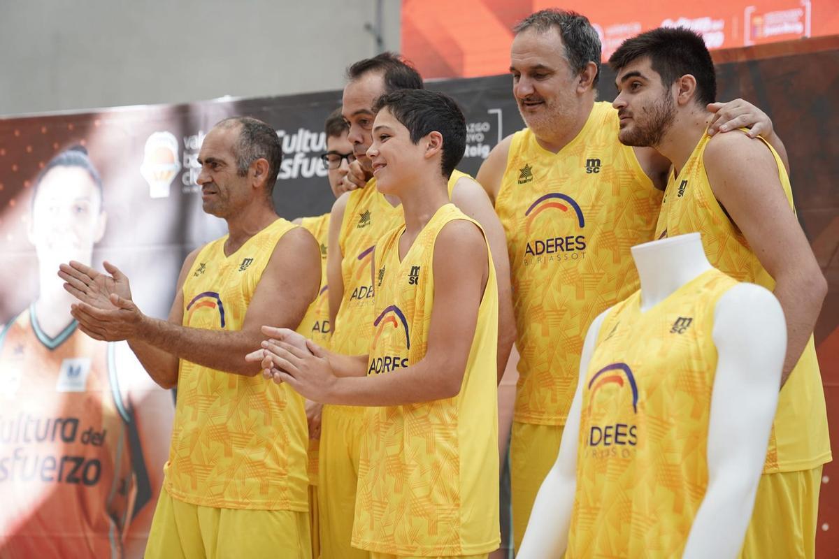 Jugadores de baloncesto de Aderes durante la presentación del patrocinio.