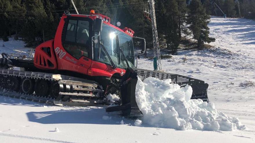 Una màquina trepitjaneu a l&#039;estació de Masella