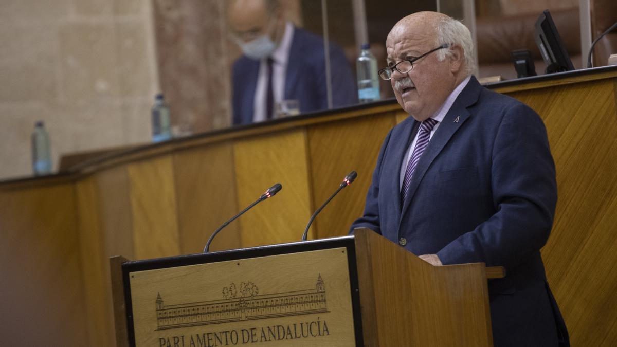 El consejero de Salud y Familias, Jesús Aguirre, en el Pleno del Parlamento de Andalucía.