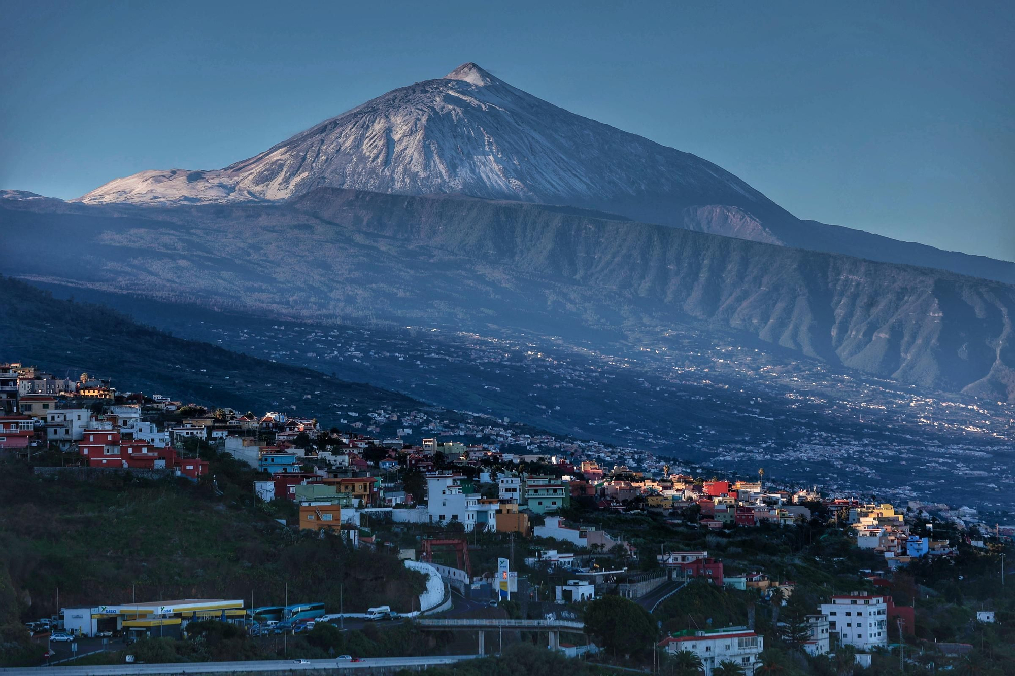 El Teide 'regala' a los tinerfeños un manto nevado por Navidad