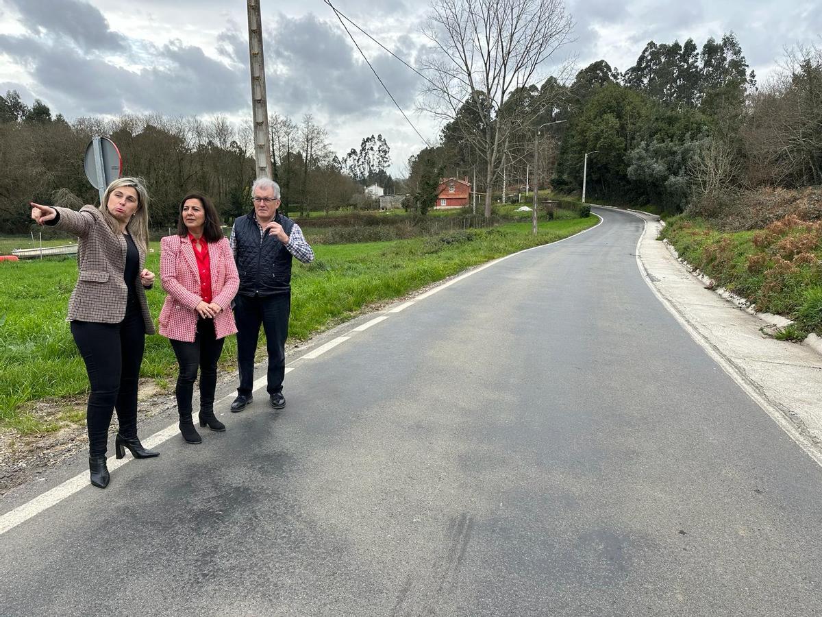 La alcaldesa de Betanzos y la diputada de Obras durante una visita a las carreteras provinciales con más necesidades de arreglo.