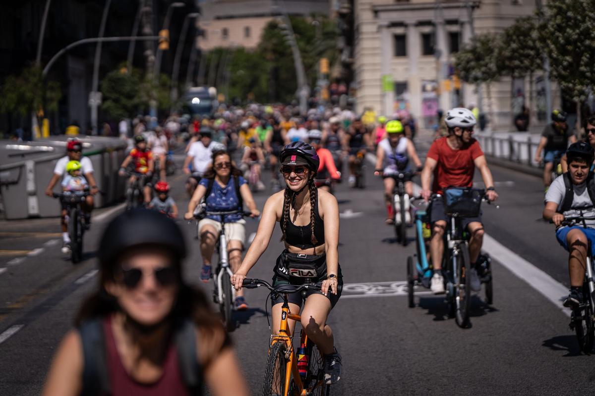 Nueva edición de la Festa de la Bici y la Bicicletada en Barcelona, con el paseo de Lluís Companys convertido, un año más, en punto de encuentro para familias y aficionados al mundo del ciclismo de todas las edades. Un evento que este año ha atraído a cientos de personas y que ha contado con un aliciente añadido: la cuenta atrás hacia la salida del Tour de Francia 2026 desde la capital catalana. Nueva edición de la Festa de la Bici y la Bicicletada en Barcelona, con el paseo de Lluís Companys convertido, un año más, en punto de encuentro para familias y aficionados al mundo del ciclismo de todas las edades. Un evento que este año ha atraído a cientos de personas y que ha contado con un aliciente añadido: la cuenta atrás hacia la salida del Tour de Francia 2026 desde la capital catalana.