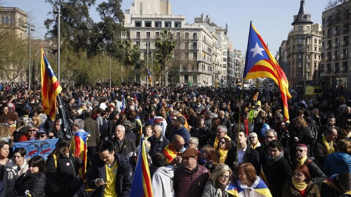 Concentración en plaza Universitat durante la huelga del 21-F