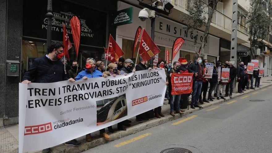 Los trabajadores del tren se manifiestan ante el Parlament con el apoyo de Podemos