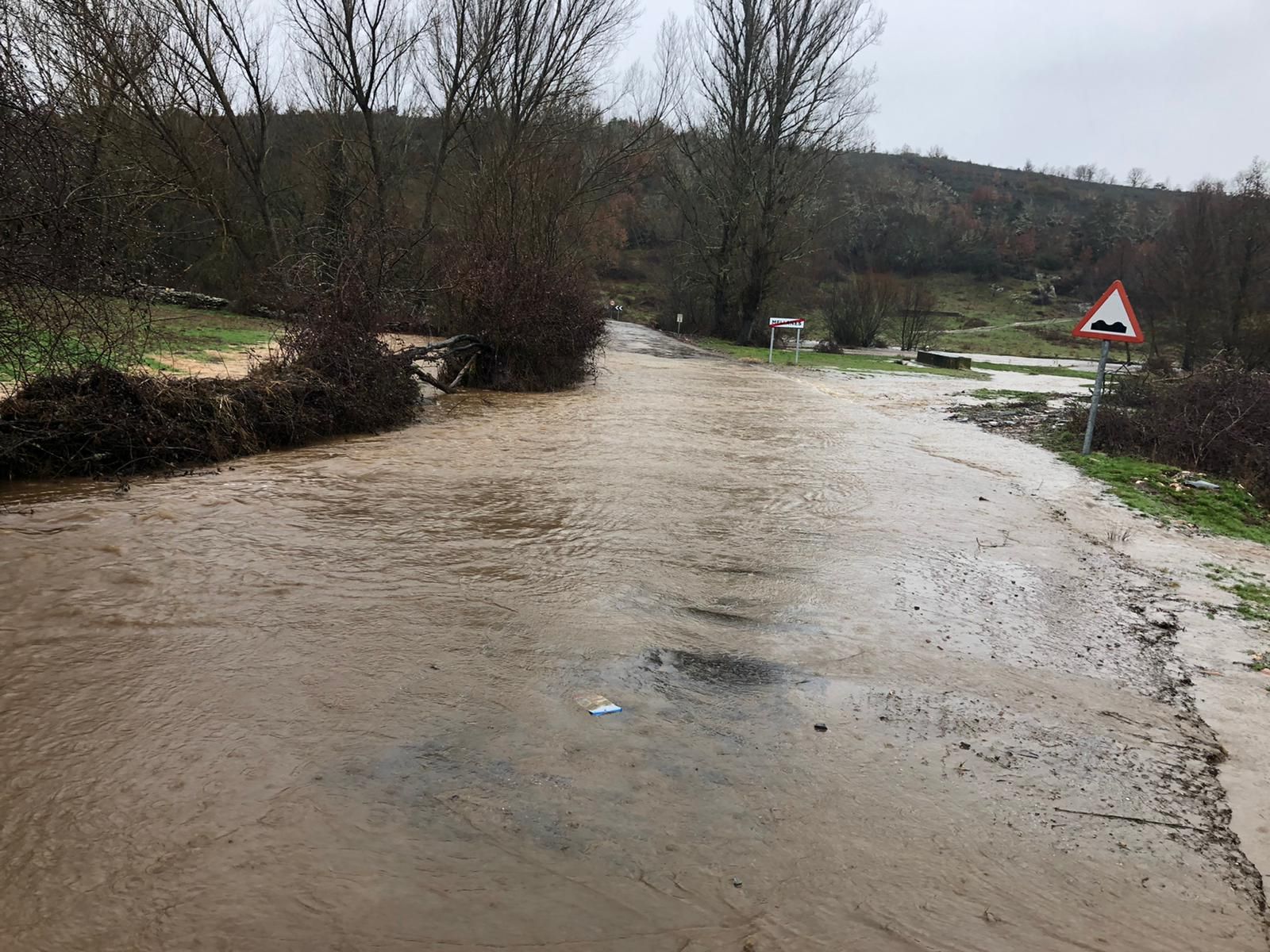 Crecida del Mena en Mellanes que obliga a cortar la carretera. | Ch. S.