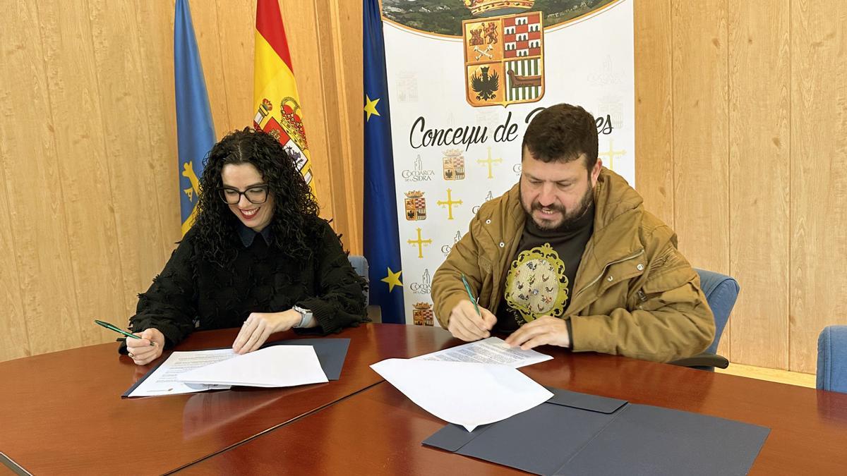 Vanessa Gutiérrez y Aitor Gutiérrez, durante la firma del convenio.