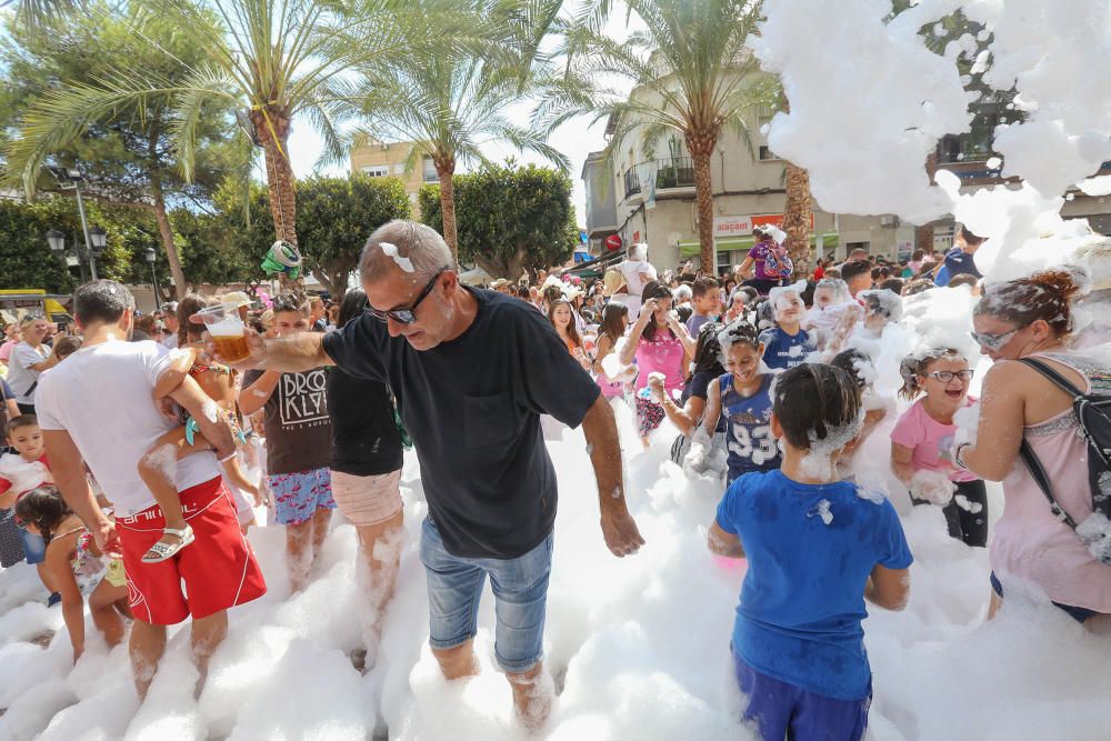 La fiesta y la alegría inundan Dolores tras el chupinazo de las fiestas patronales